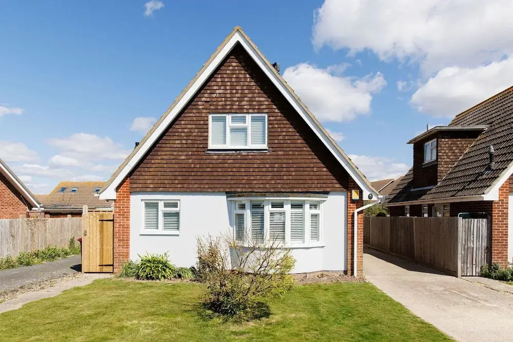 Coastal Retreat for 6 Close to Beaches