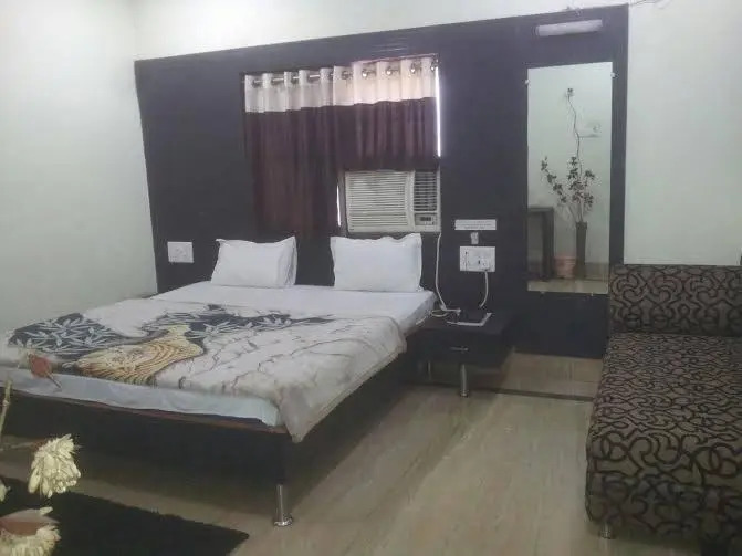 OYO RPR269 Hotel Shubham Palace
