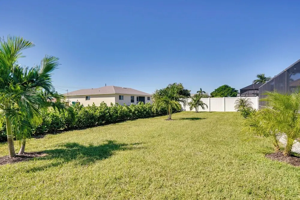 Hot Tub & Pool: Coconut Palms in Cape Coral