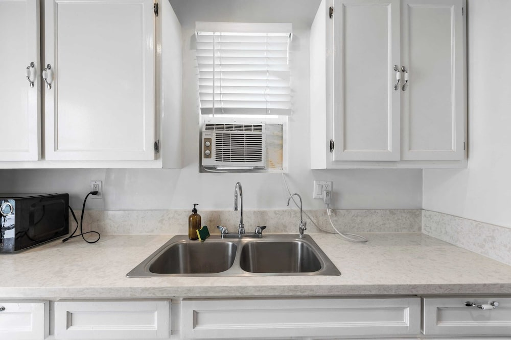 10mins to Rodeo Drive, 15mins to Venice Modern 4bdr Shenandoah by Avantstay