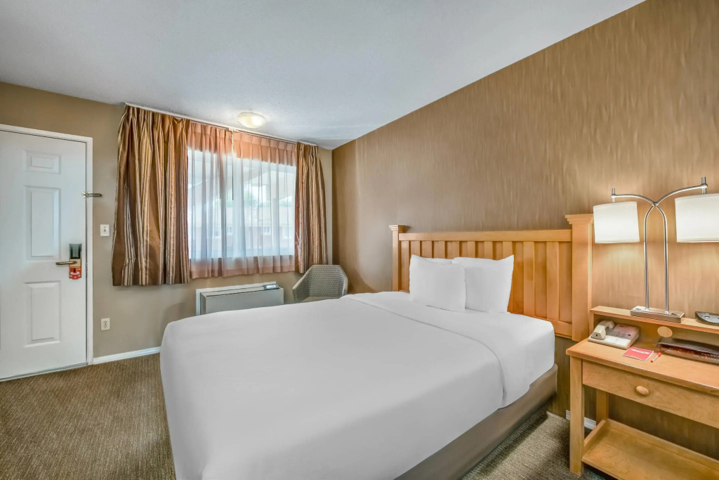 Econo Lodge Inn & Suites