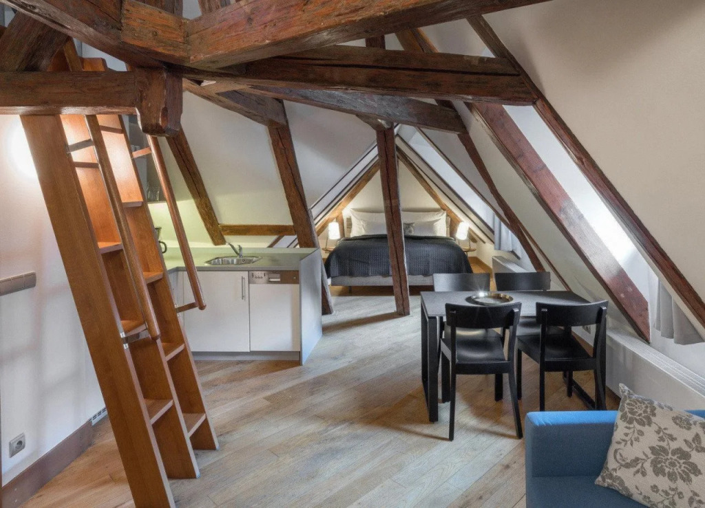 3 Epoques Apartments by Adrez