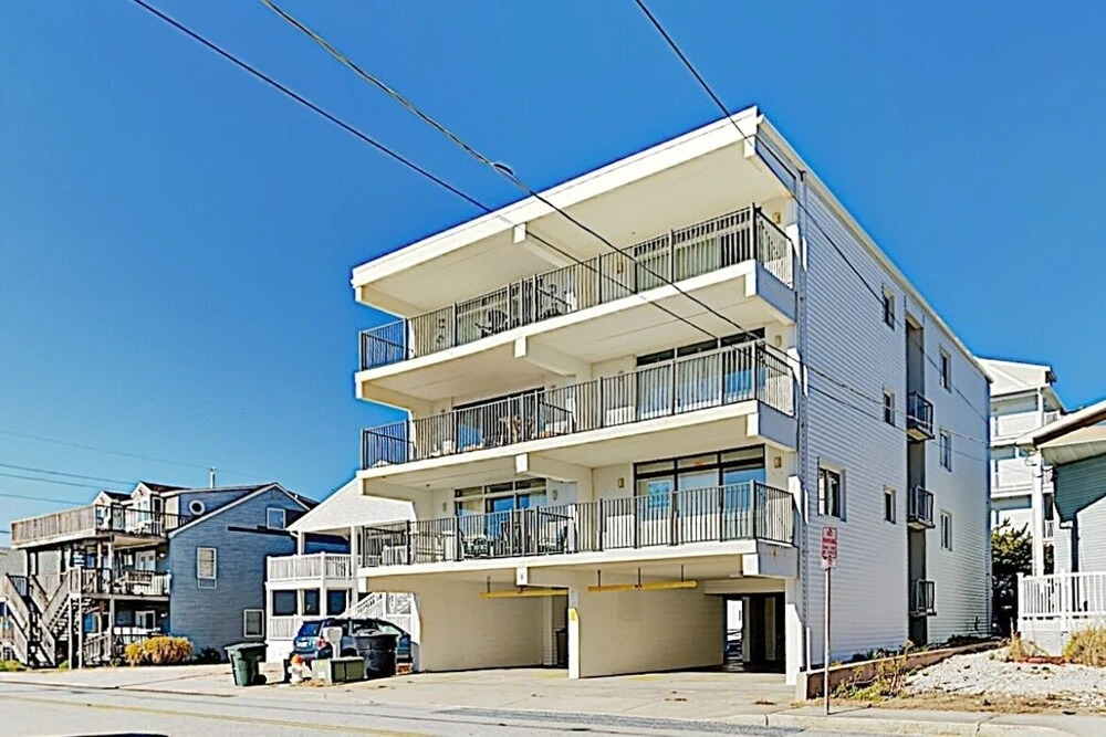 Comfy W/ Balcony & Views -- 200 To Beach! 3 Bedroom Condo