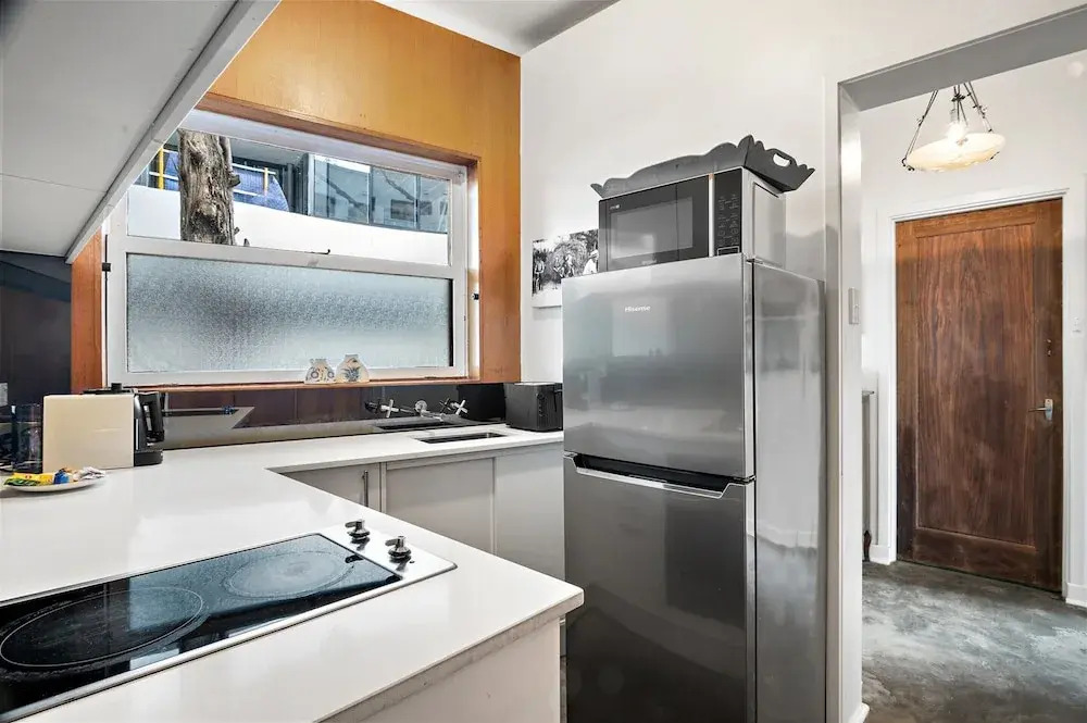 Sunny 1-bed With Parking Near Arts Precinct