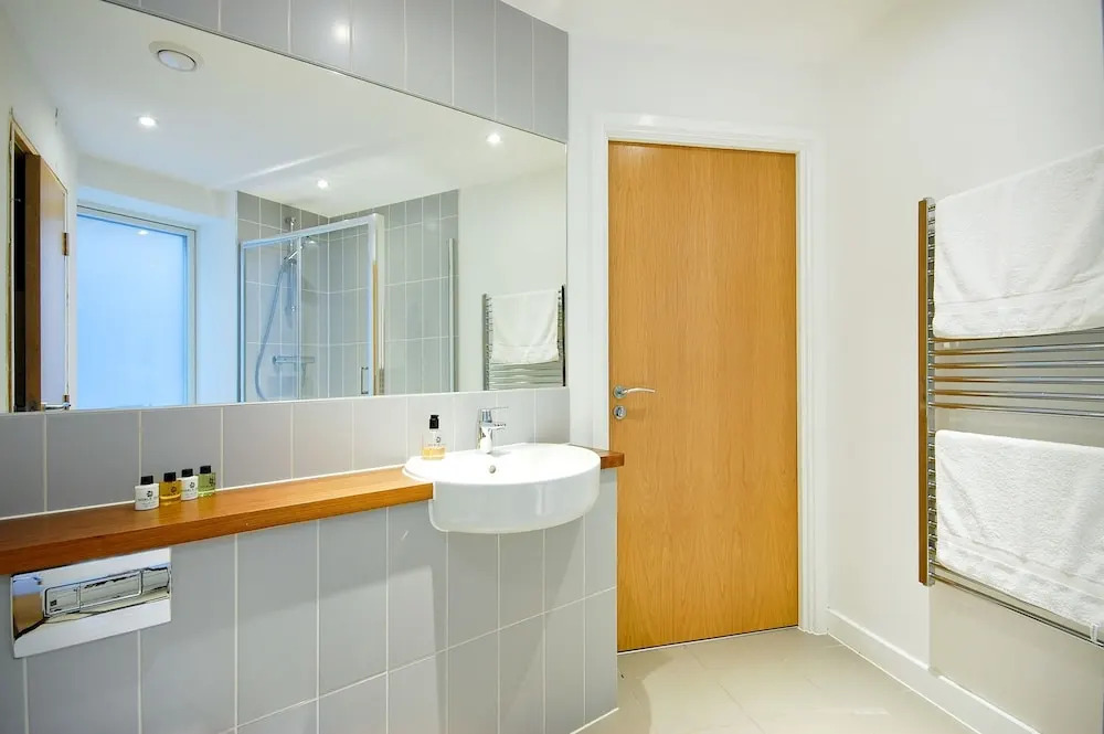Bright Godfrey Place Nest - HEN21