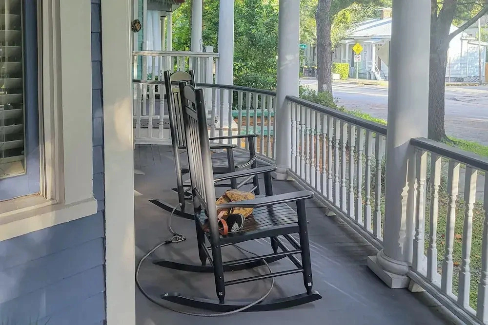 4 BR Home w/ Modern Comforts & Park View