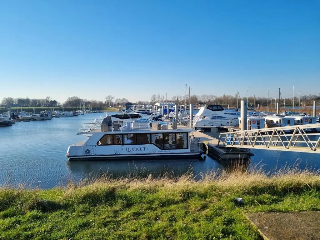Luxe huisboot met 6 slaapplaatsen en airco in Limburg
