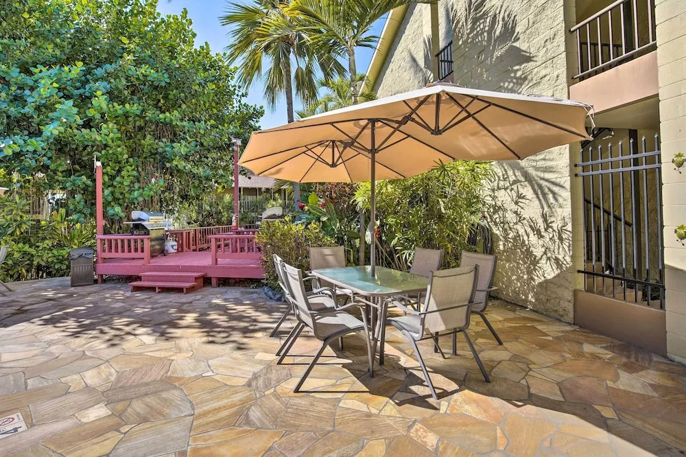 Breezy Condo w/ Screened Lanai in Kailua-kona!