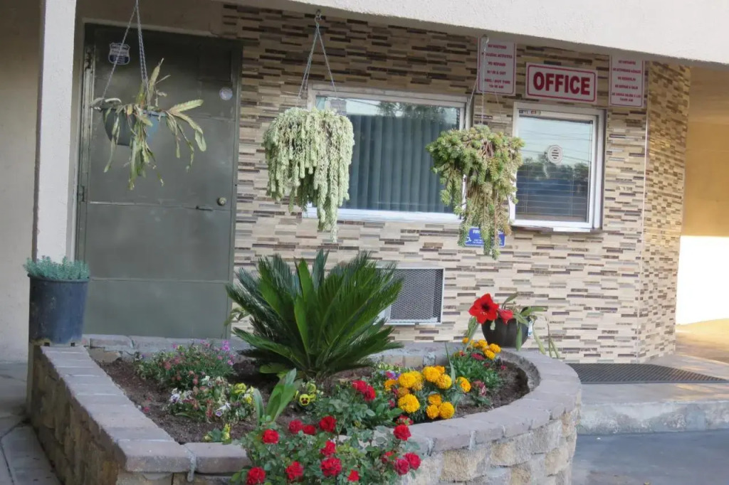 Foxys Den Motel