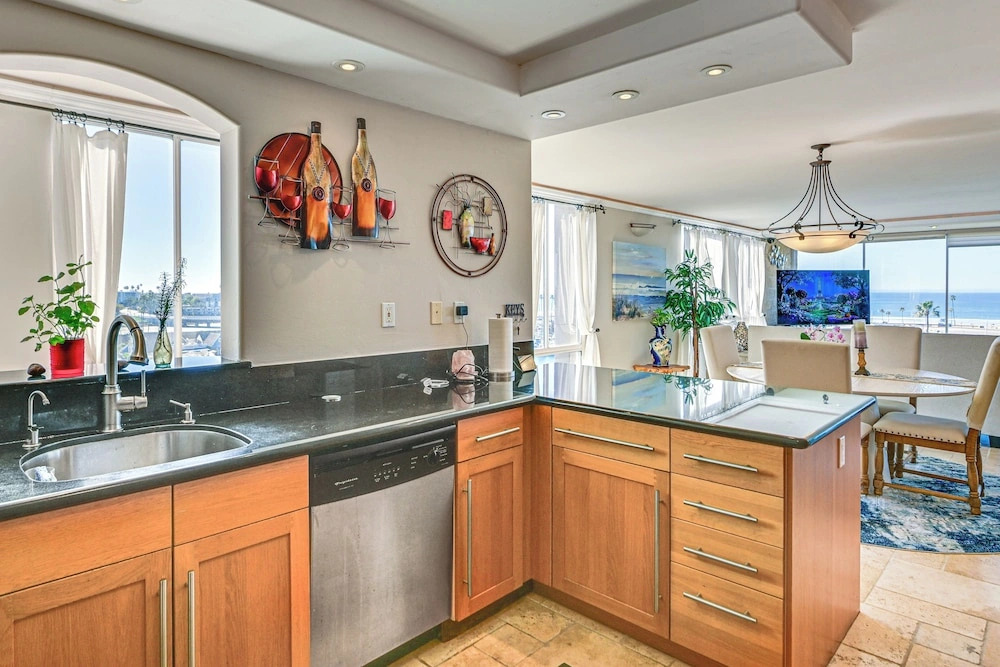 Walk to Beach: Condo w/ Pool Access in Oceanside