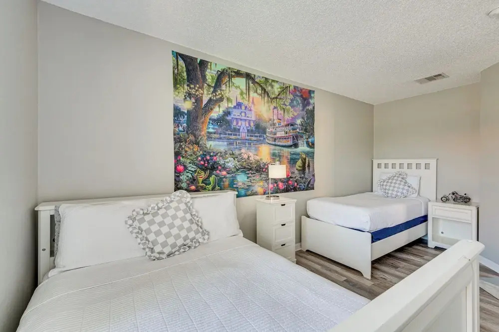 8 Mi to Disney: Villa w/ Screened Pool & Lanai