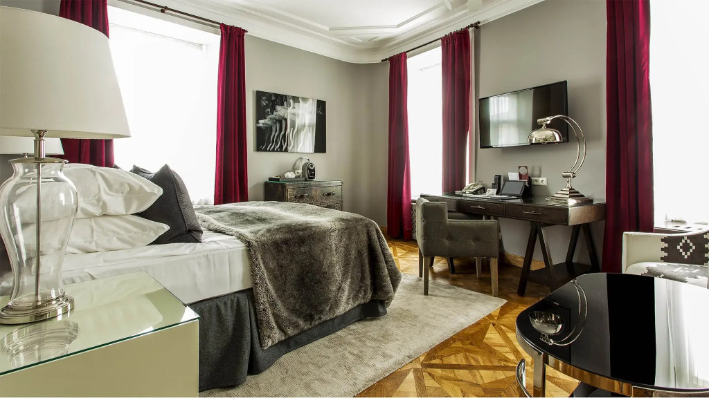 Hotel St. Petersbourg