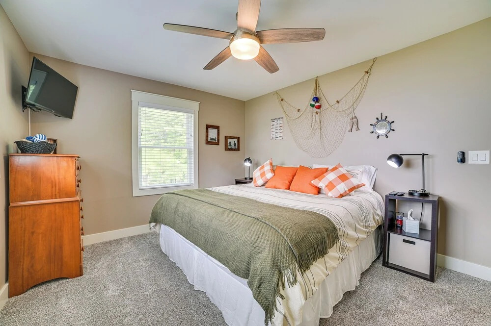 Houghton Lake Home w/ Private Dock + Kayaks!