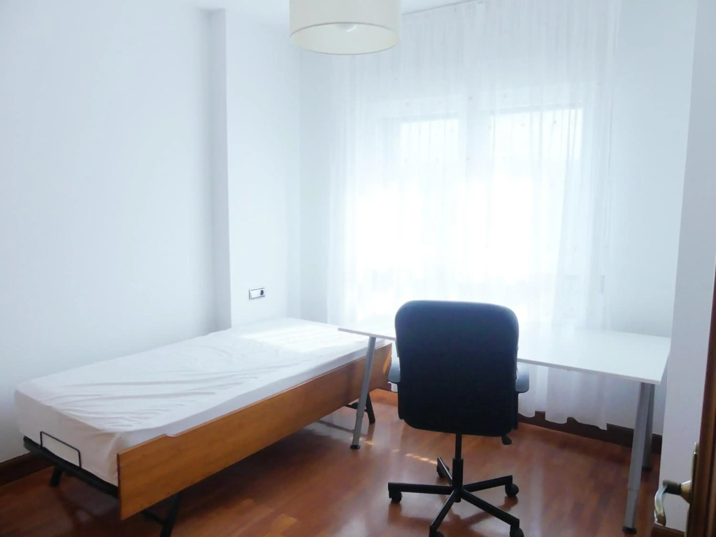 Apartamento luminoso, funcional y amplio en zona hospitalaria