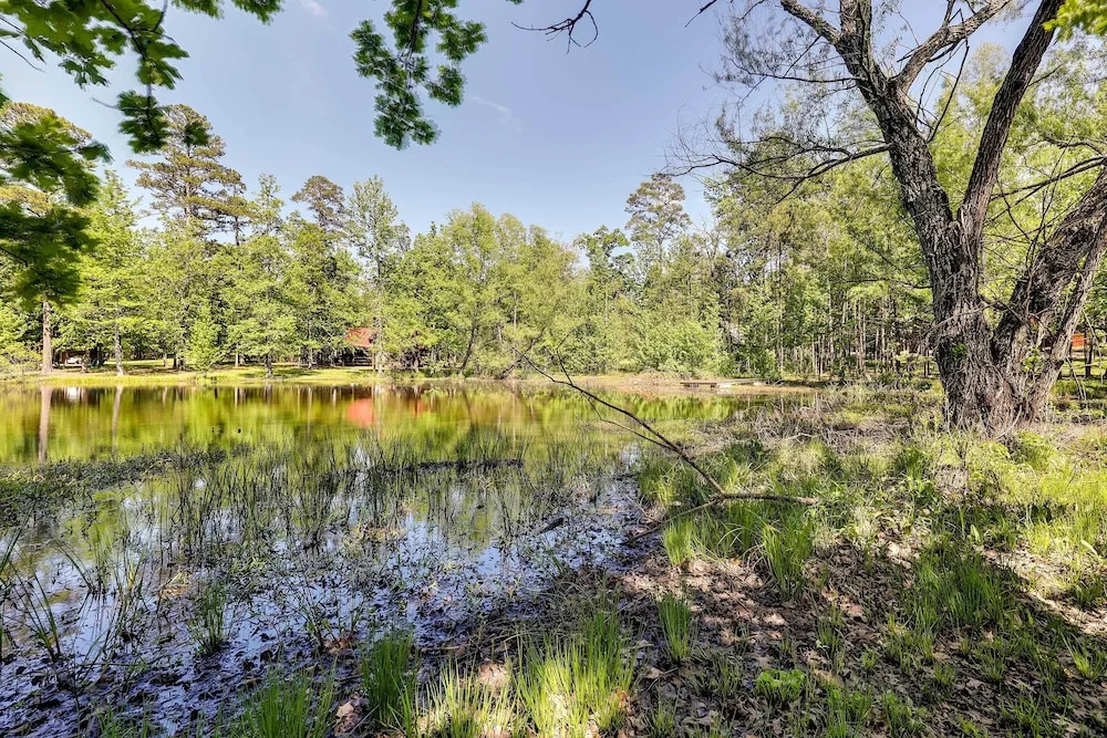 Pet-Friendly Broken Bow Cabin w/ Fire Pit