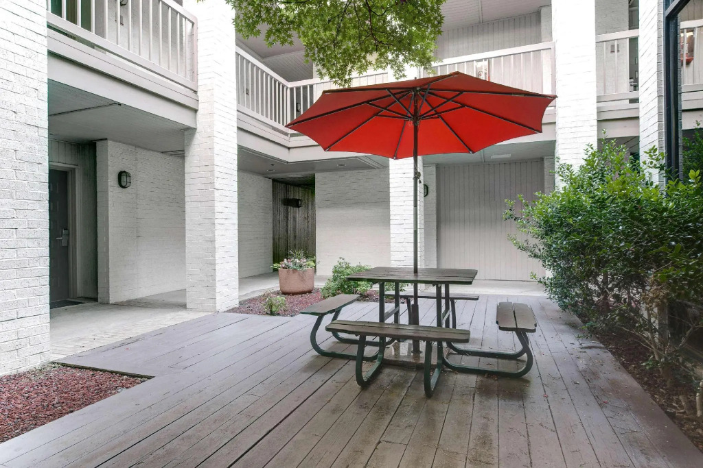 Value Suites Extended Stay - Arlington