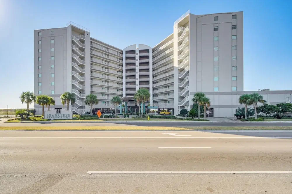 Beachfront Condo w/ Pool Access in Biloxi!