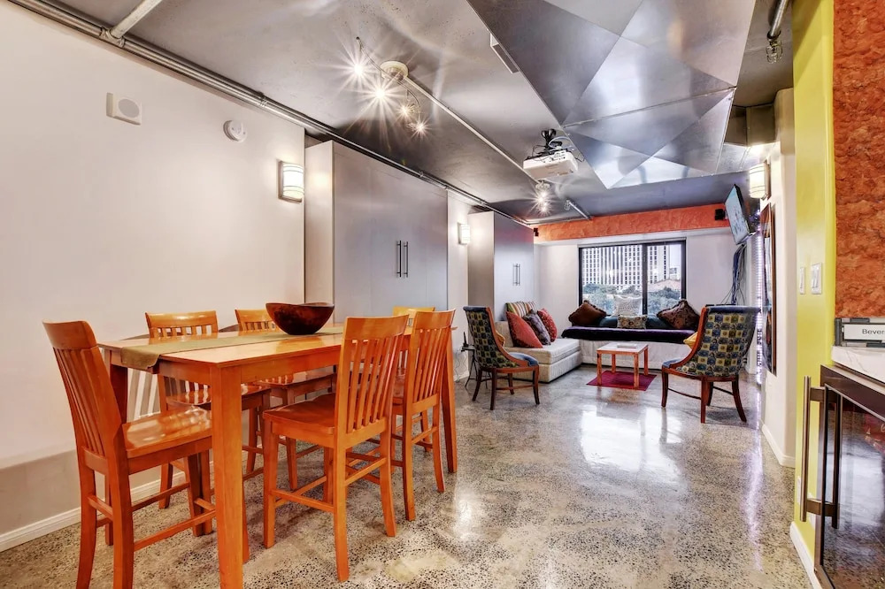 Renovated 2 Bdrm 2 Bath Condo las Vegas Strip 1 Gb Internet