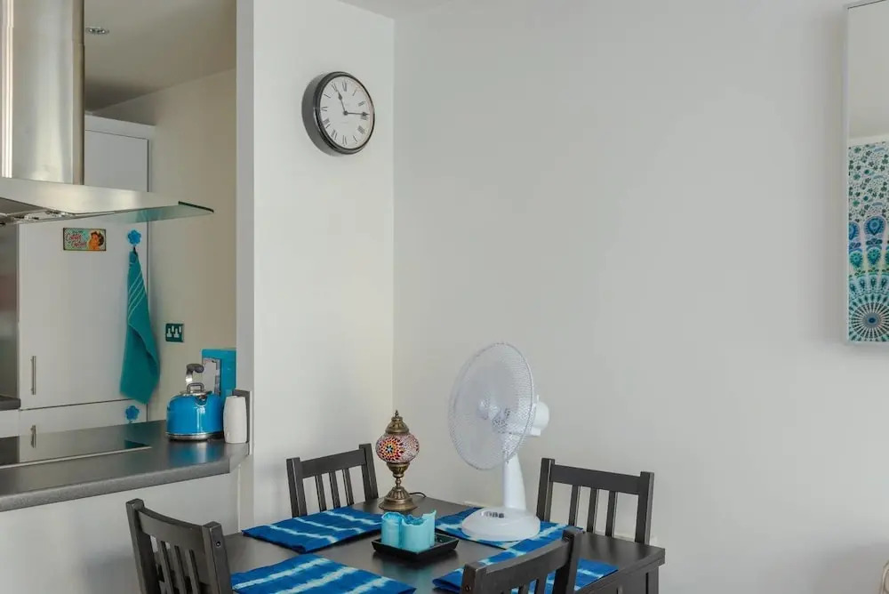 Lovely 1BR Home by River Thames W/balcony 2 Guests