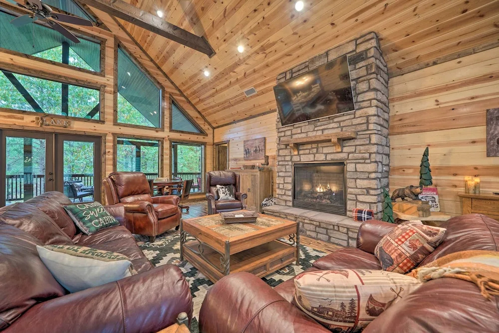 Broken Bow Cabin: Deck w/ Hot Tub & Pool Table