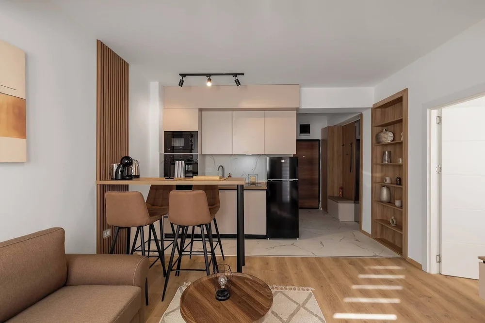 Centrally Located Cozy Oasis D&O Condo