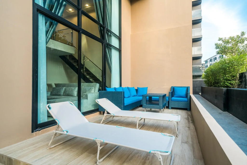 Pool access duplex in Surin condo for 4 people