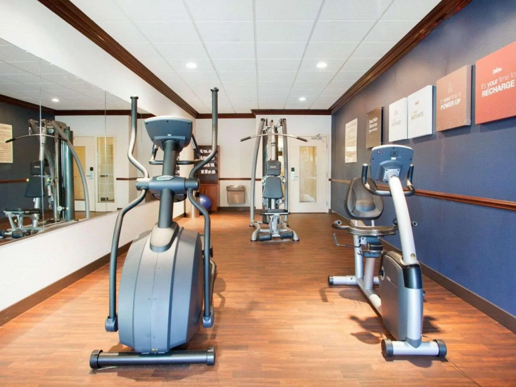 Holiday Inn Express & Suites Milwaukee NW - Park Place by IHG