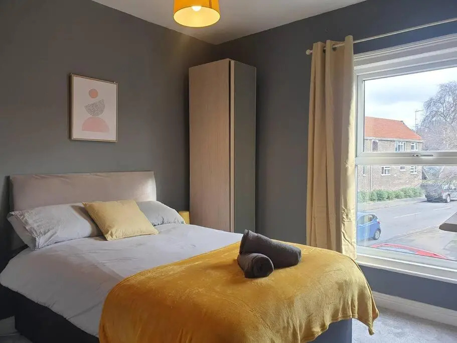 Cosy 2 Bedroom City House with 2 Bathrooms