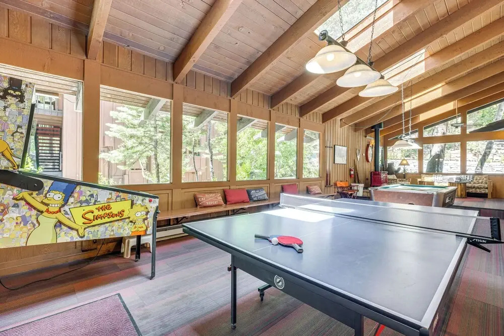 Walk to Mammoth Village: Chic Mountain Studio 101