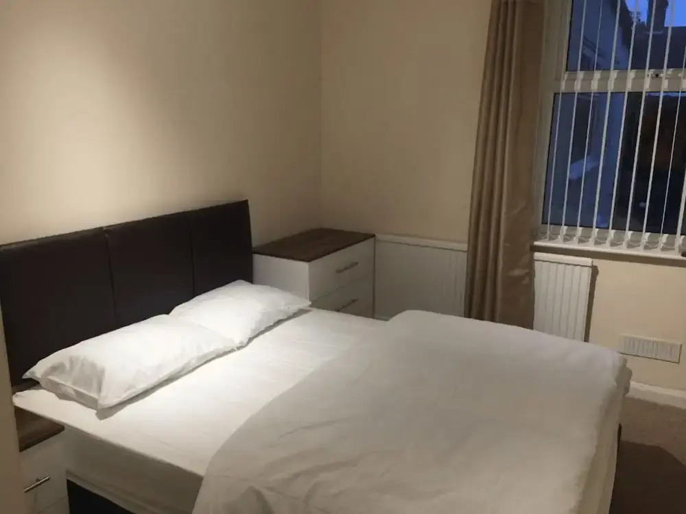 Room in Guest Room - Cheerful big Size Room in Leicester