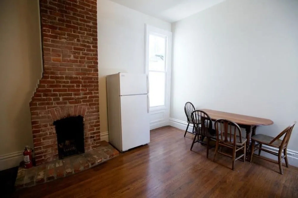 Pierce Place Lower Apartment