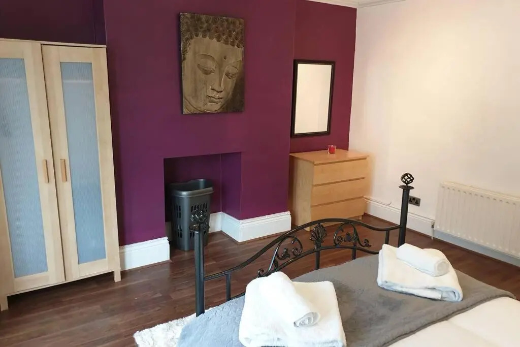 South Shield's Hidden Gem Garnet 3 Bedroom Apartment sleeps 6 Guests