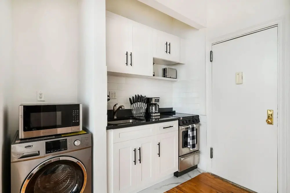 444-1a Beautiful 1BR Midtown West
