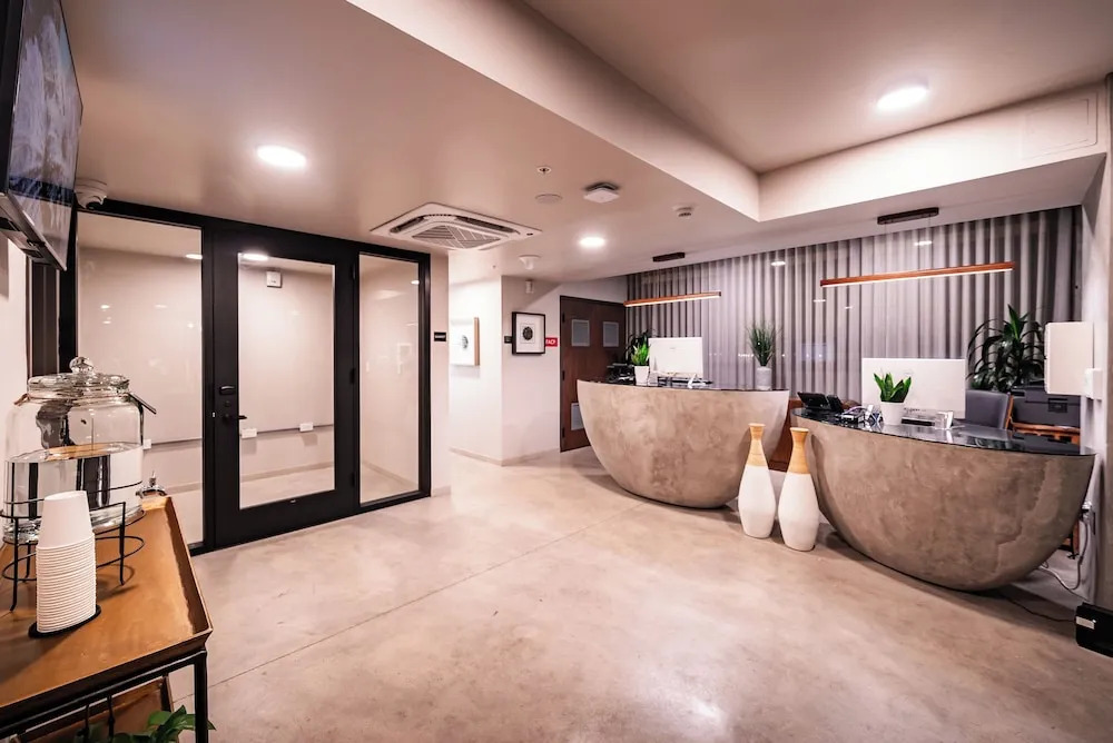 City24 Condo Hotel Little Italy Mission Hills