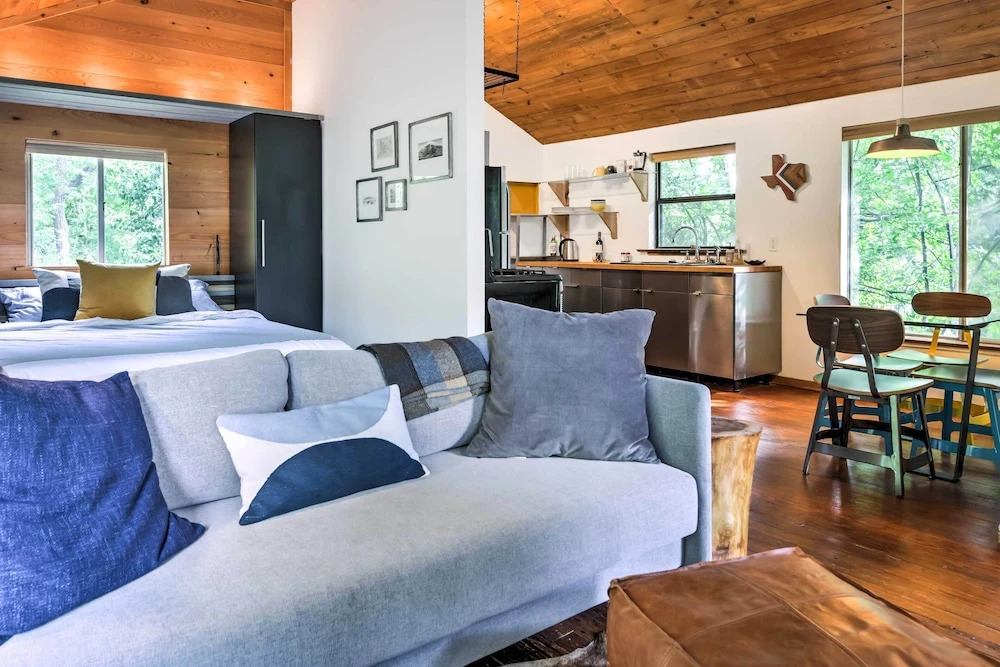 2 Mi to Dtwn: Pet-friendly Austin Studio w/ Yard