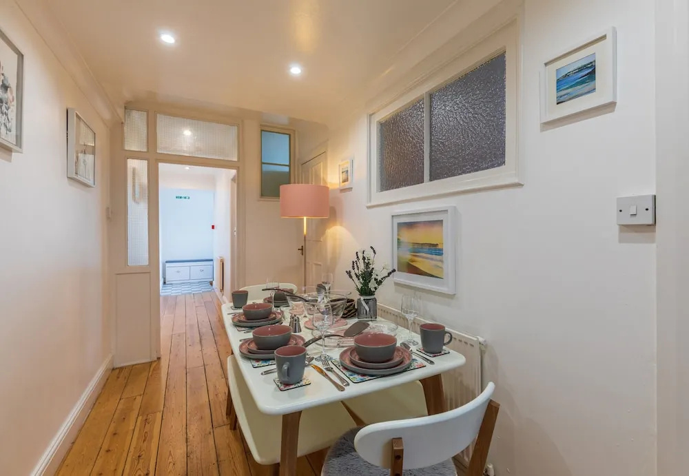 Seafront Apartment Private Garden & Free Parking