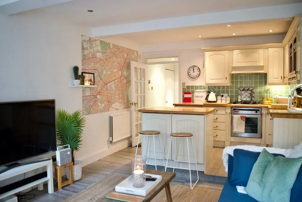 Central, Garden Flat, Sleeps 4, Perfect Location