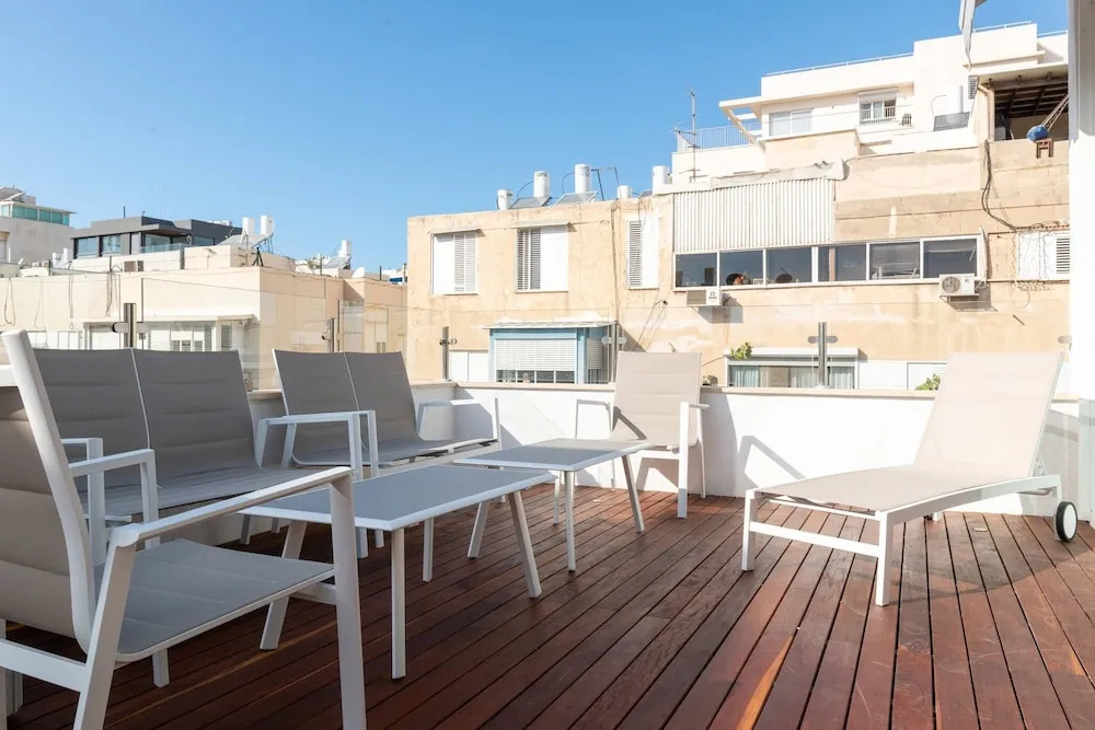 New Decoreted 2 Bed Penthouse With Cool Balcony