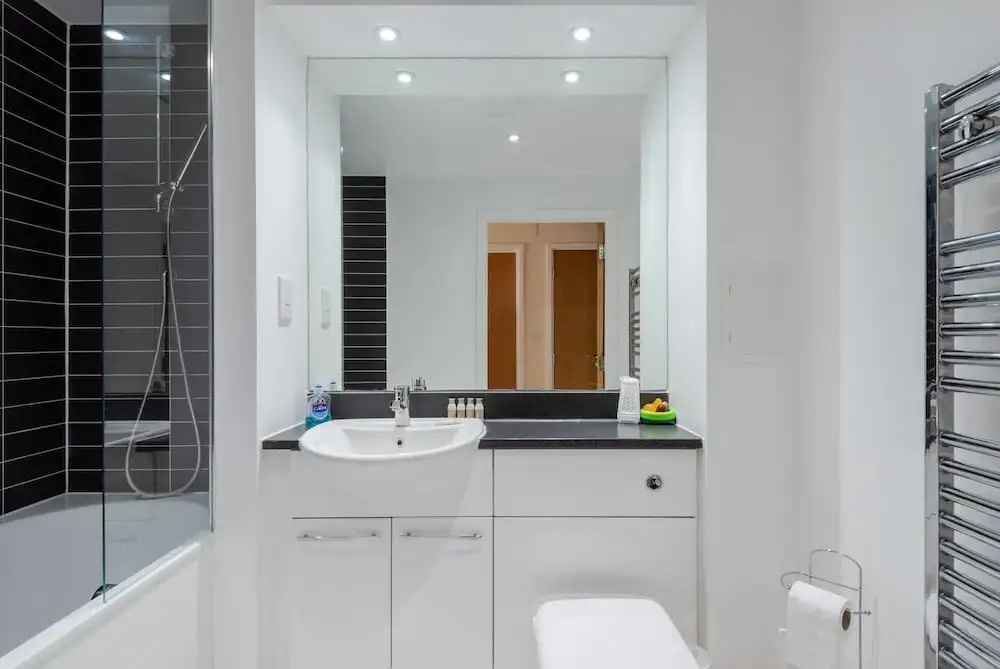 1Br Flat With Balcony And Gym In High Rise Building