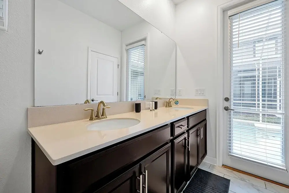 1085 Leader ST, Davenport,5 BED