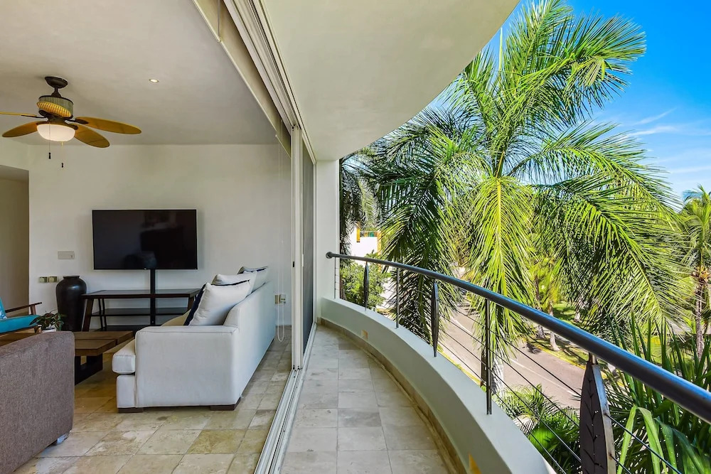 2nd-floor Condo With Private Balcony, On-site Pool & Billiards