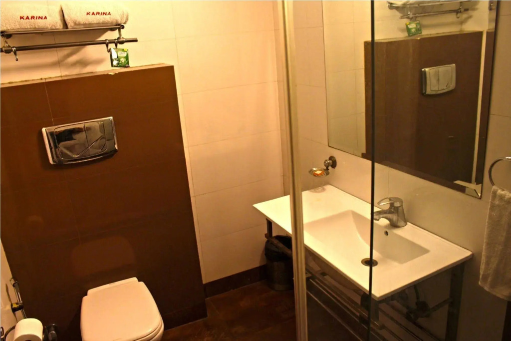 HOTEL JASHN INN Near Apollo Hospital