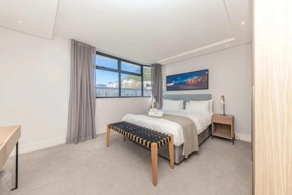 Modern and Bright 1BD APT in Sunny Sea Point