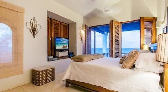 Waves on Shoal Bay Villa