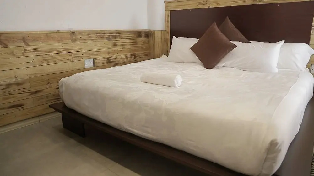 CommonLens Inn