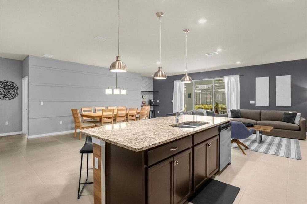 10 Bedroomss/ Windsor Island Home