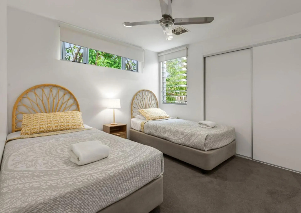 Lovely 3 bed apartment all on one level lift pool air con good ocean views