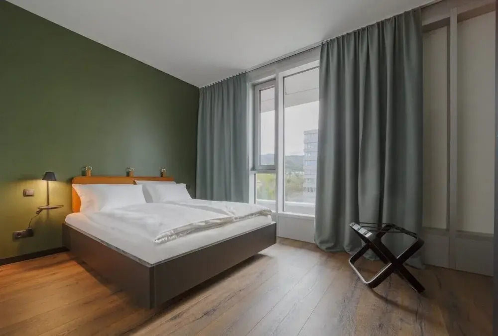 Black F House - Serviced Apartments
