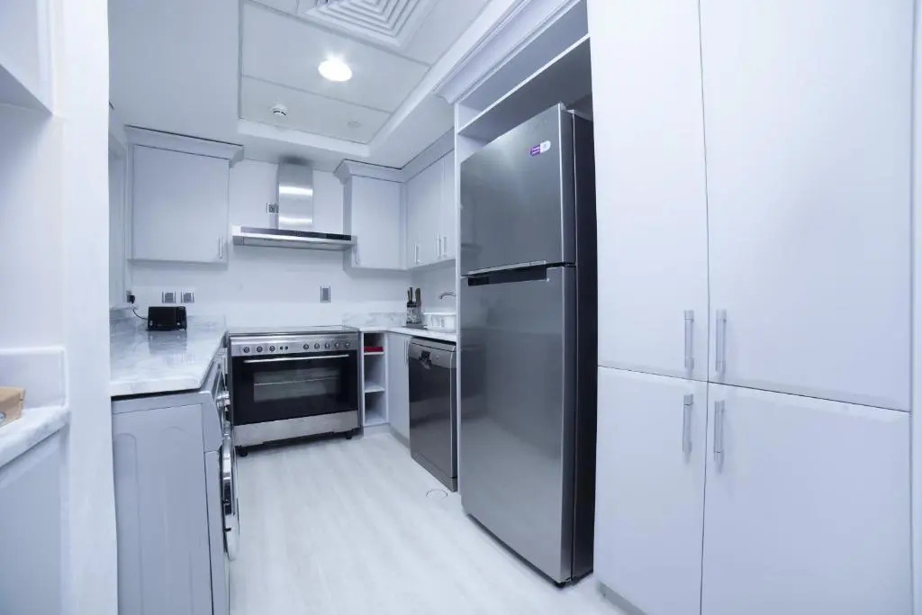 2BR ON PALM JUMEIRAH SHORELINE 12 - Pool & Beach Access