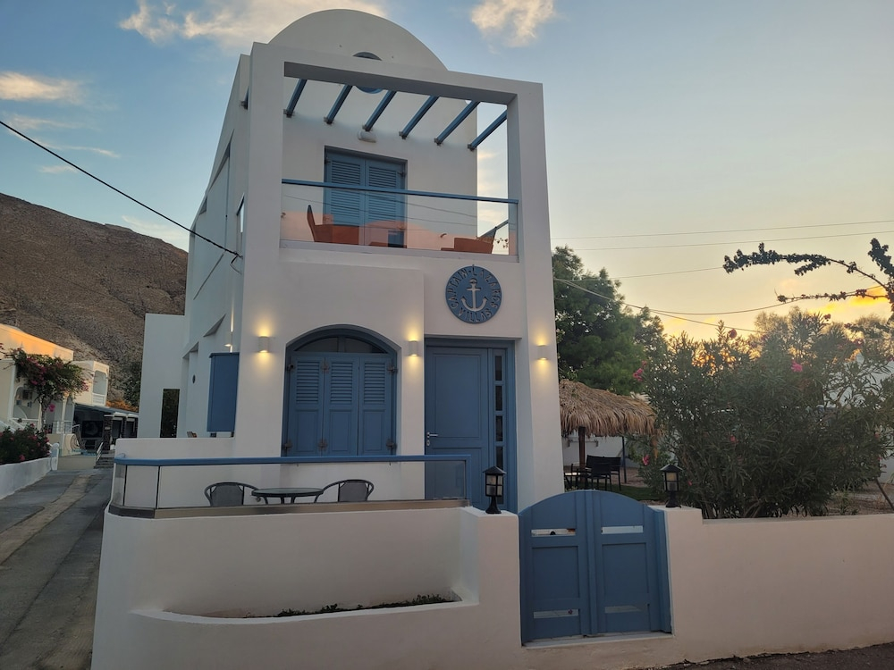 Captain Lazaros Detached Beach Villa and Suites